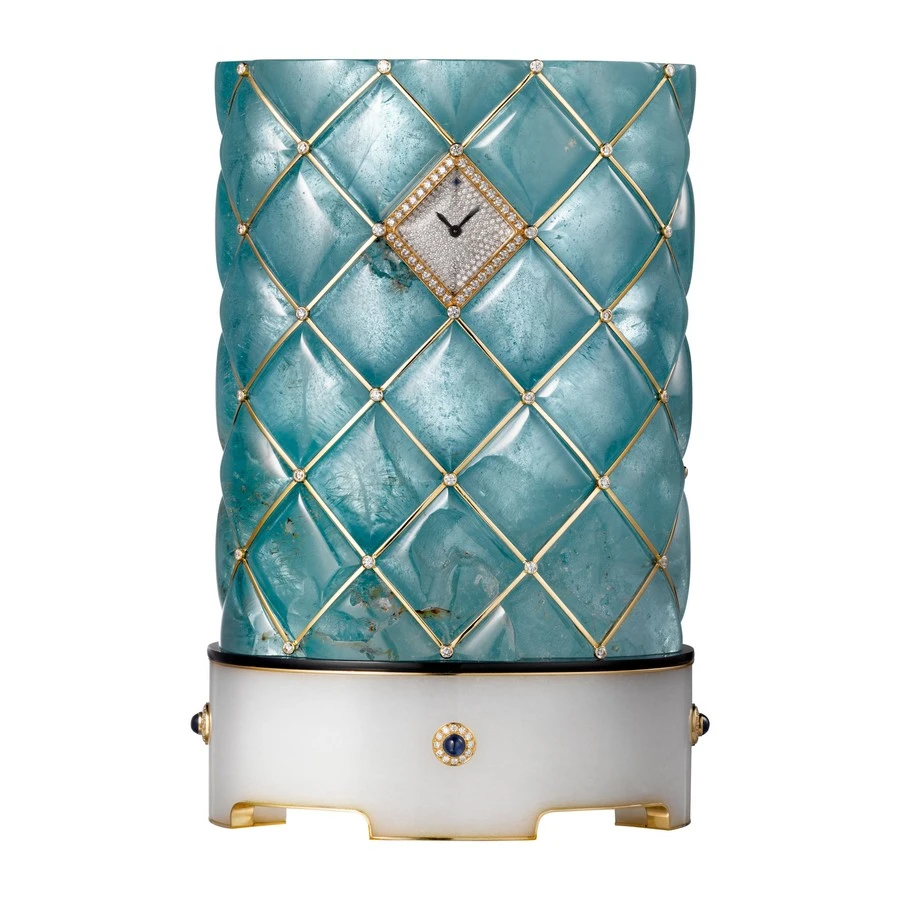 〈Non Finito〉由海水藍寶源石製成，黃K金鑲鑽與藍寶石、縞瑪瑙等，石英機芯，NT34,200,000。。