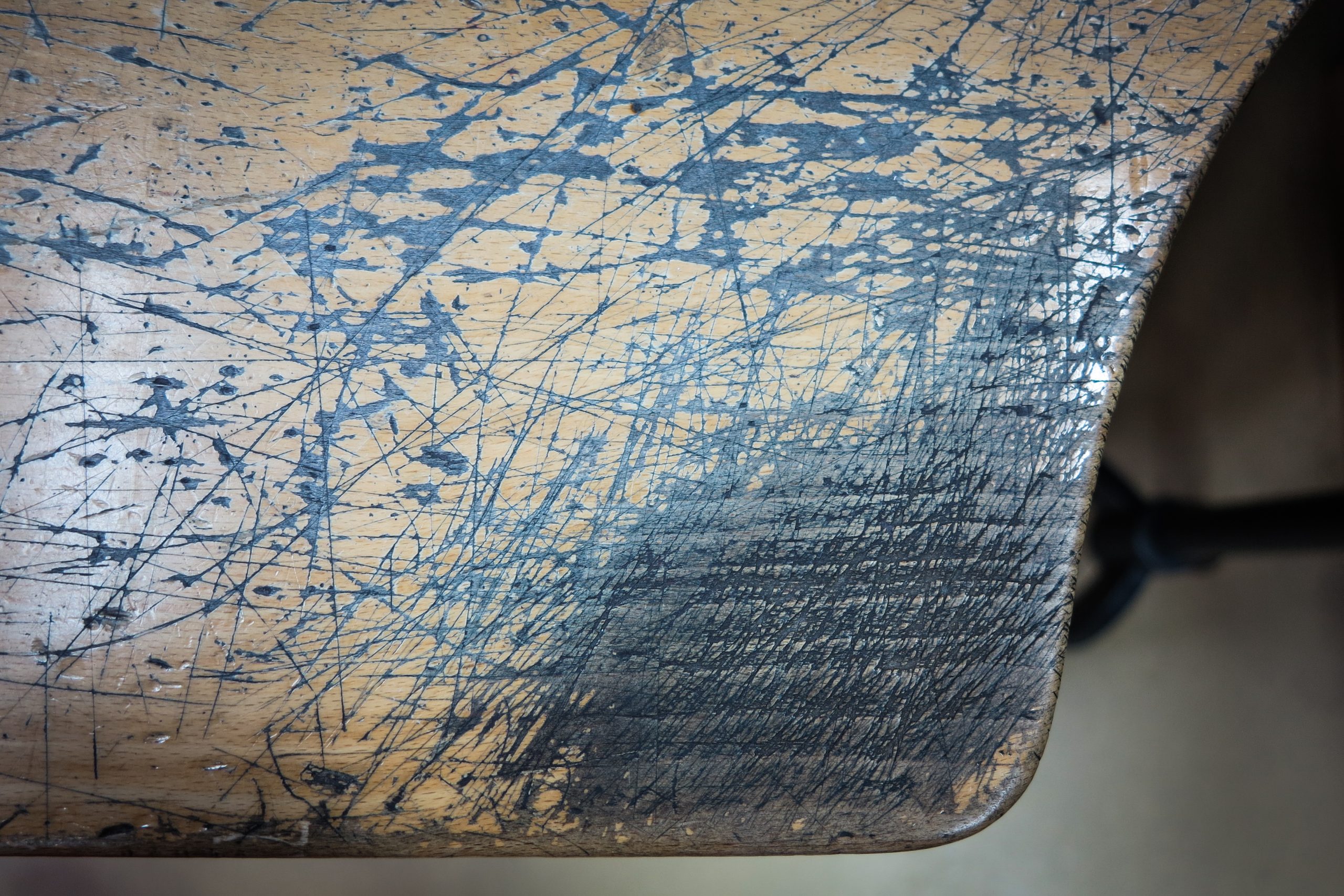 錶廠內每一張桌子，都布滿工匠與製錶師工作的磨痕，是時間練就美學的證明。