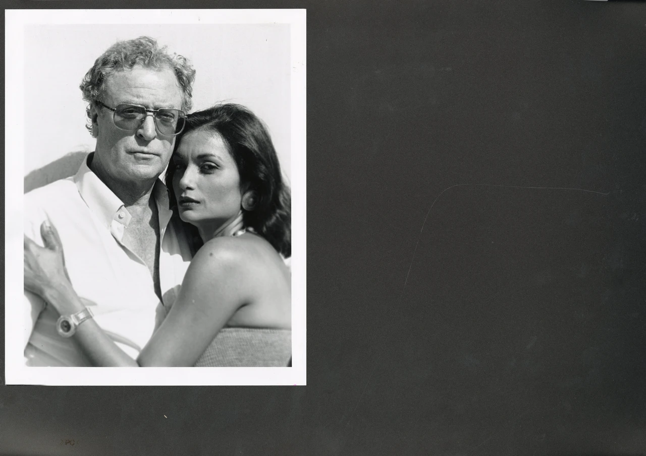 米高．肯恩爵士在2022年委託Bonhams舉辦《Sir Michael Caine：The Personal Collection》，共計183件私人珍藏。談及此次拍賣，影帝說：「是捨不得，但是時候往下一步邁進了。」影中人為米高．肯恩爵士與妻子夏奇拉．肯恩。