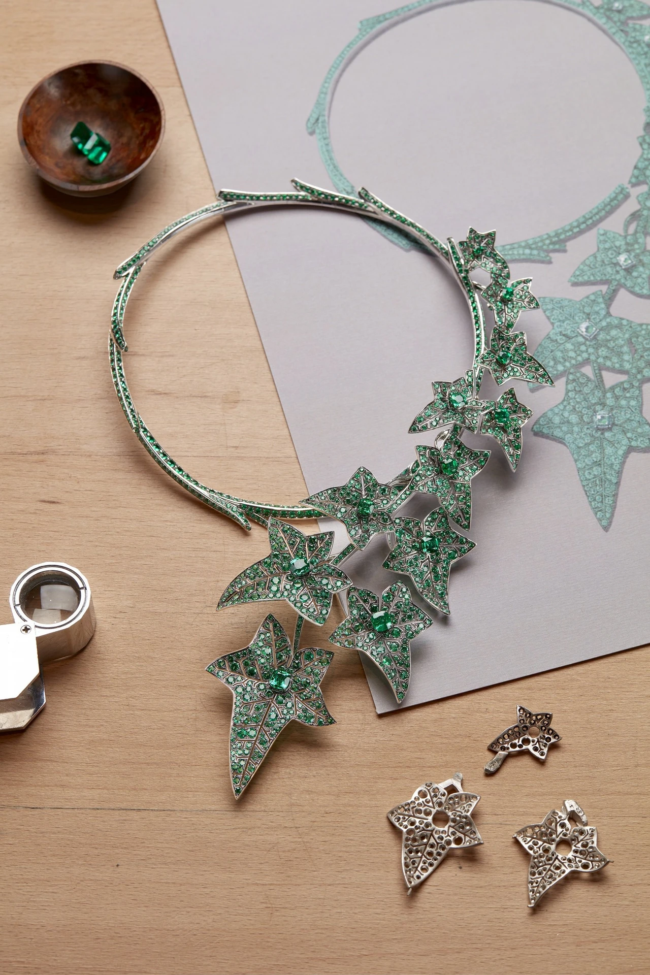 Boucheron Lierre De Paris常春藤問號項鍊，白金鑲11顆圓形祖母綠主石（約6.64克拉）、1084顆圓形祖母綠寶石，價格店洽。