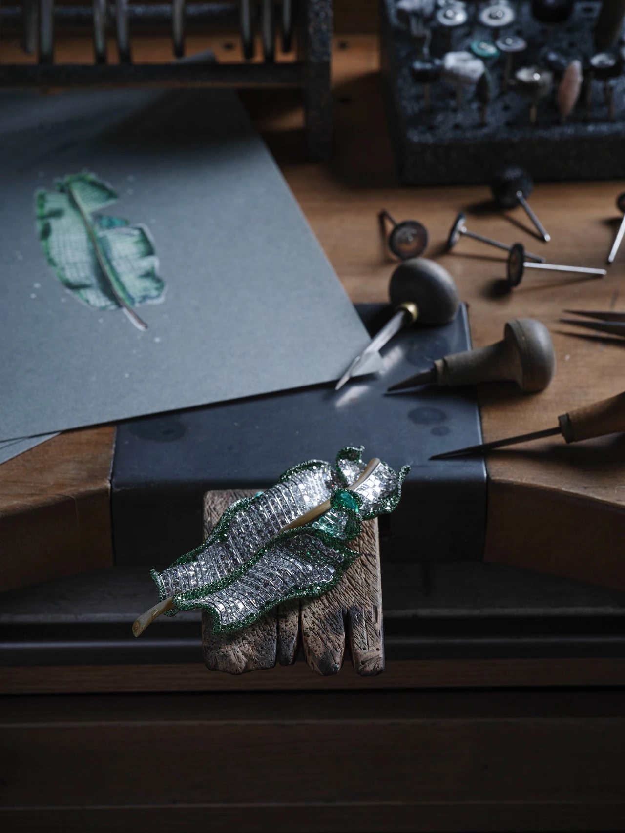 Cindy Chao The Art Jewel加勒比海盛夏胸針，以芭蕉葉為靈感。鈦金屬鑲主石為3.8克拉水滴形切割哥倫比亞祖母綠、沙弗萊石、鑽石。