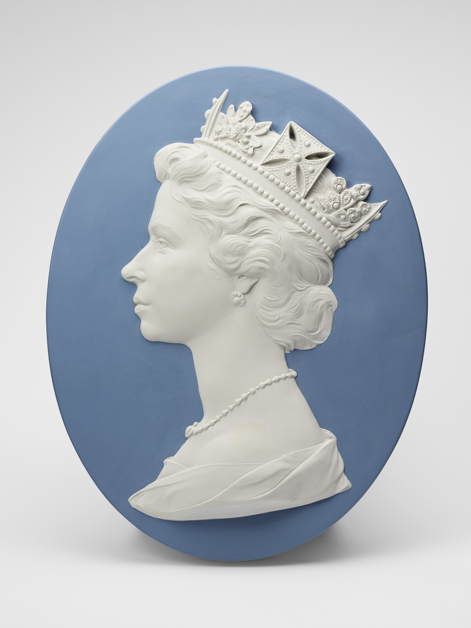 JOSIAH WEDGWOOD (& SONS LTD.):BARLASTON (1940-)Her Majesty The Queen (b.1926) 1966-68 Stoneware, gilt wood | 53.3 x 43.4 x 7.2 cm 這只女王頭戴The Diamond Diadem的瑋緻活浮雕，用於製作英國郵票。
