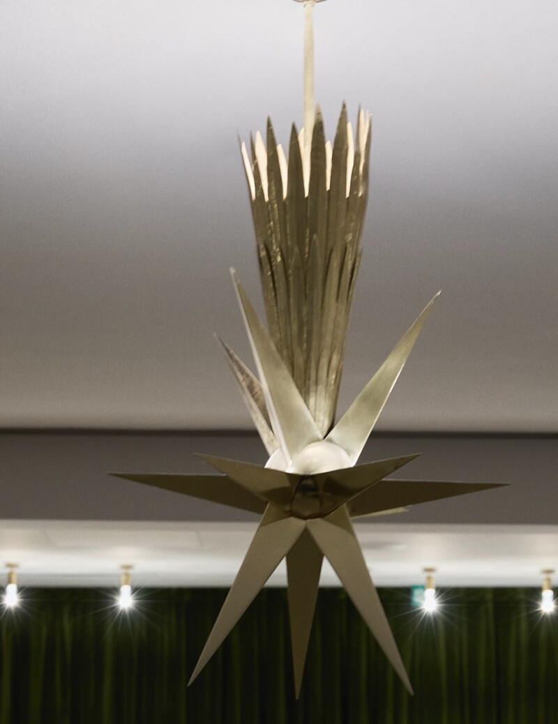 Tomaso Buzzi所設計的彗星造型吊燈。