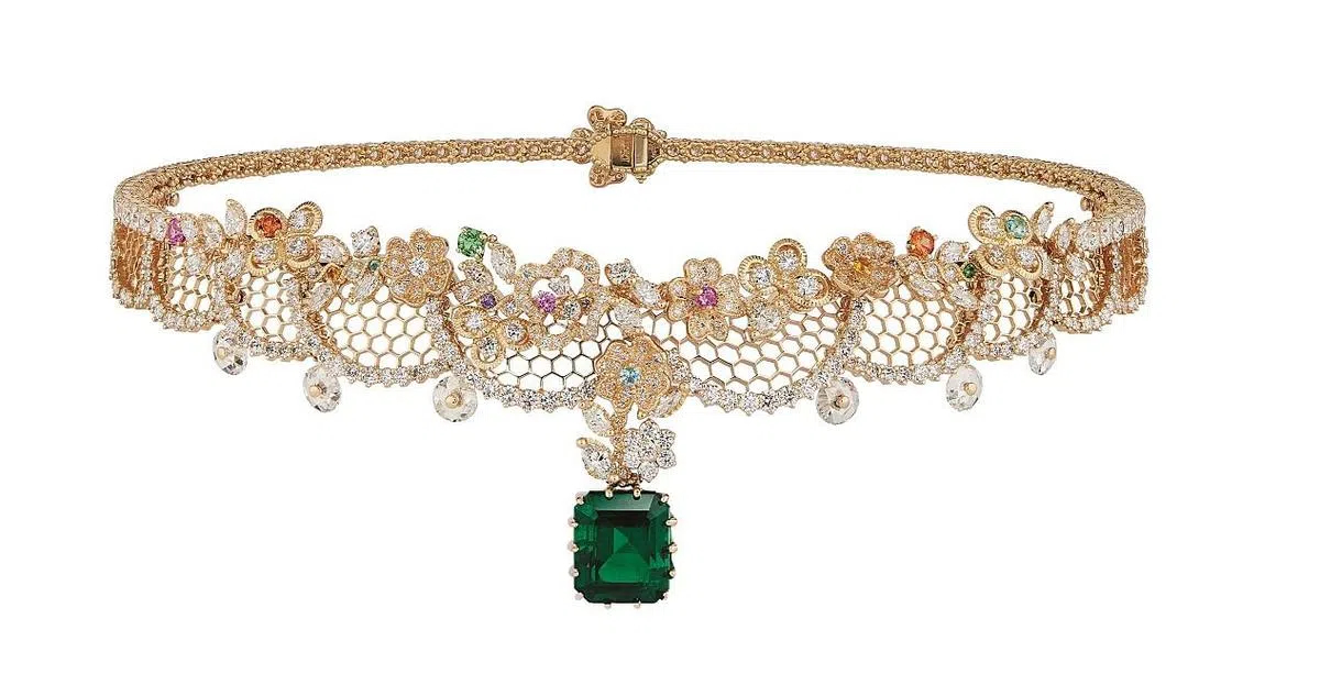 Dior Dior Dior Dentelle Tulle祖母綠項鍊，黃K金鑲鑽、粉紅藍寶、錳鋁榴石、帕拉伊巴碧璽等，主石為7.12克拉祖母綠。